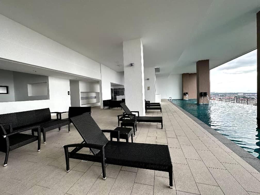 The Apple Premier Condo Three Bedroom In Melaka Exteriör bild